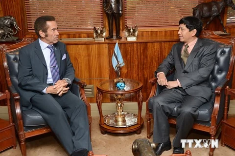 Ambassador Le Huy Hoang and Botswana President Seretse Khama Ian Khama (Source: VNA)
