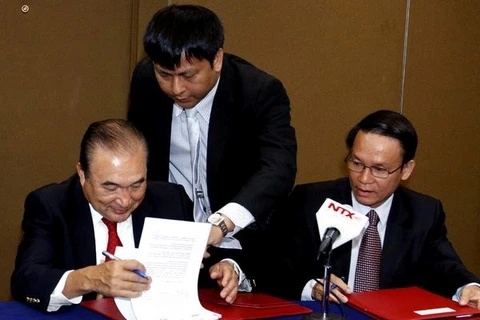 VNA General Director Nguyen Duc Loi (the right) and Notimex General Director Alejandro Ramos Esquivel sign the agreement (Source: VNA)