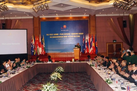 Deputy Defence Minister Senior Lieutenant General Nguyen Chi Vinh addressing the event (Photo: VNA)