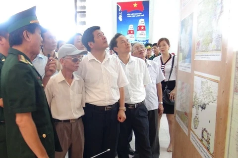 Visitors at the exhibition in Hai Phong city (Source: VNA)