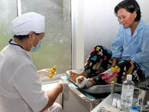 A leprosy patient receives treatment (Photo: VNA)