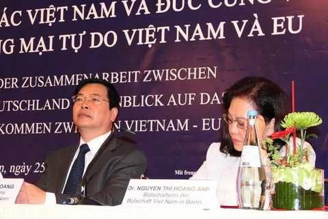 Minister of Industry and Trade Vu Huy Hoang (left), Vietnamese Ambassador Nguyen Thi Hoang Anh (right) chair the event (Photo: VNA) 