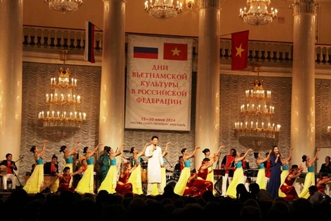 Russian songs were also performed by Vietnamese singers during “Vietnamese Culture Days in Russia.” Photo: VNA