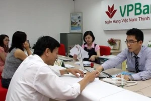 Transaction at VPbank (Photo: VNA)