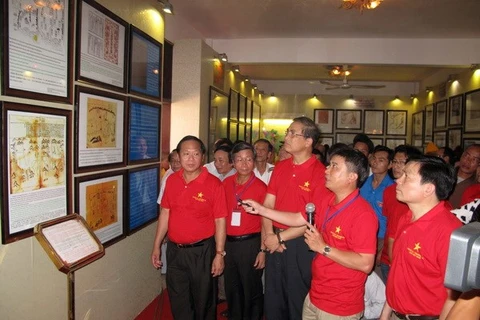People visit the exhibition “Vietnam’s Hoang Sa, Truong Sa – historical and legal evidence" in Quang Ngai province on July 1 (Source: VNA)