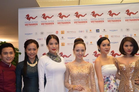 Vietnamese actors and actresses at the festival. Photo: VNA