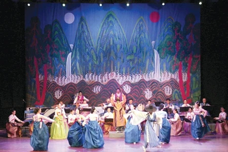 Korean artists thrill Vietnamese audience with a performance of traditional music (Source: VNA)