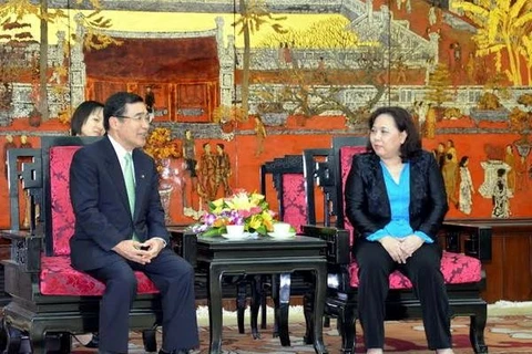 Kagoshima Mayor Hiroyuki Mori (L) and Vice Chairwoman Nguyen Thi Bich Ngoc (Photo: VNA)
