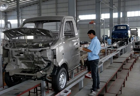Trucks are assembled at Dong Ban Auto Company in Bac Ninh province (Photo: VNA)