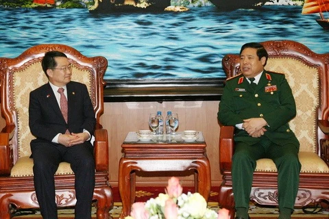 Defence Minister Phung Quang Thanh receives RoK Deputy Minister of National Defence Baek Seung Joo (Source: VNA)