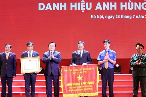 Deputy Prime Minister Hoang Trung Hai grants Labour Hero title to PVEP (Source: VNA) 