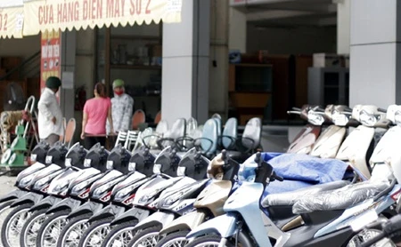 Buyers shop for motorbikes at a store in Hanoi's Hoai Duc district (Photo: VNA)