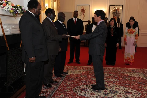 Ambassador Le Huy Hoang presents his credentials to Zimbabwe’s President Robert Mugabe (Source: Vietnamese Embassy)