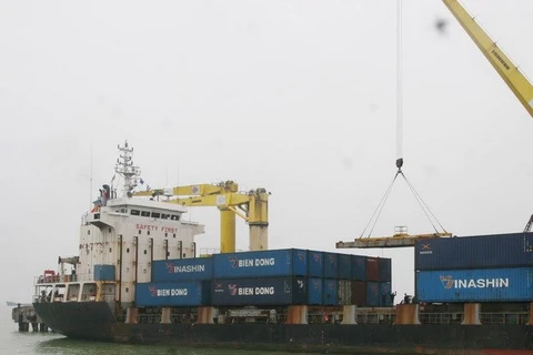 Containers of goods are loaded at Da Nang port (Photo: VNA)