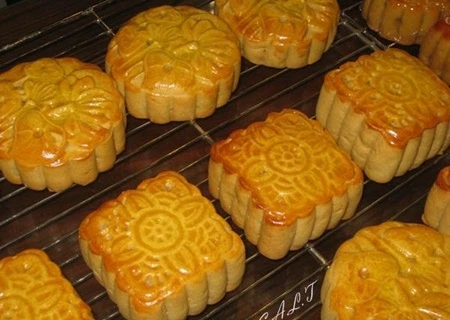 The mooncake is a symbol of Mid Autumn Festival celebrated by Vietnamese for centuries.— Photo webphunu.net