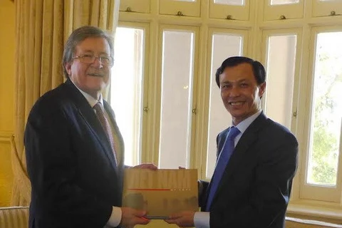 Ambassador Luong Thanh Nghi (right); Acting Governor Wayne Martin (Photo: VNA)