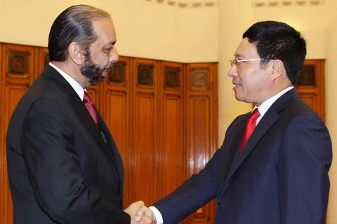 Deputy Prime Minister and Foreign Minister Pham Binh Minh (right); Chairman of the Mexican Senate’s Foreign Affairs Committee for Asia-Pacific, Senator Teofilo Torres Corzo (Photo: VNA)