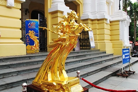 A golden statue of Saint Giong (Photo: suckhoedoisong.vn)