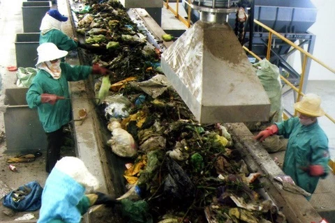 Only 40 - 55 percent of household solid waste in rural areas is collected at present (Photo: VNA)