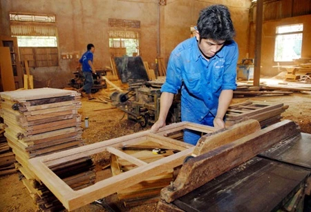 A worker makes interior products at Viet Anh Company in Hoa Xa Industrial Park, Nam Dinh province (Photo: VNA)