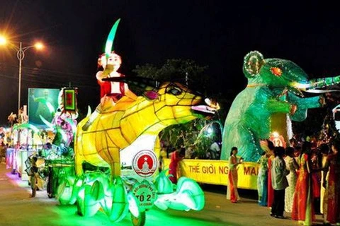 Giant lantern performance on streets of Tuyen Quang city (Photo: VNA)