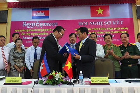 Gov. of Banteay Meanchey (left) and official of Dong Thap (Photo: dongthap.gov.vn)