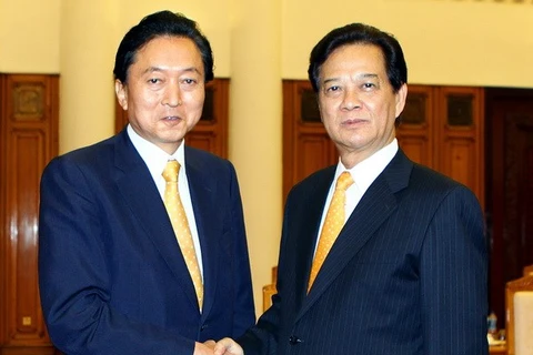 Prime Minister Nguyen Tan Dung (right); former Japanese Prime Minister Hatoyama Yukio (Photo: VNA)