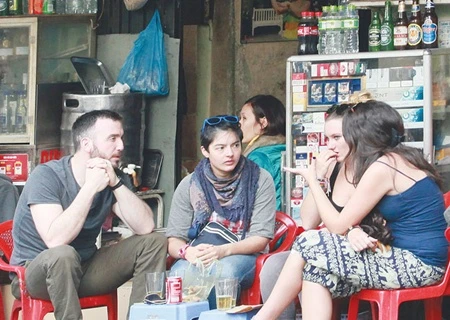 Foreigners enjoy cheap beers on Ta Hien Street, a corner in Hanoi's Old Quarter popular with both foreigners and locals (Photo: VNA)
