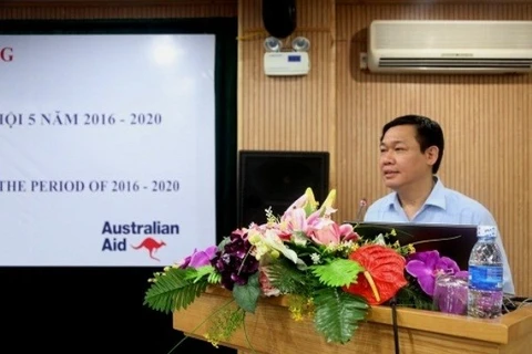 Head of the Commission for Economic Affairs Vuong Dinh Hue speaks at the discussion (Photo: VNA)