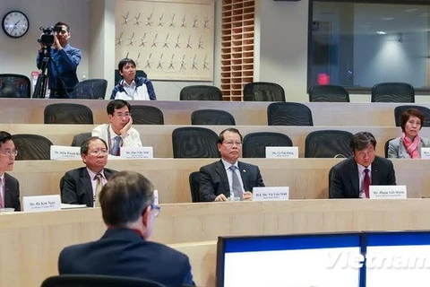 Deputy PM discusses economic strategy with Harvard scholars (Photo: VNA)