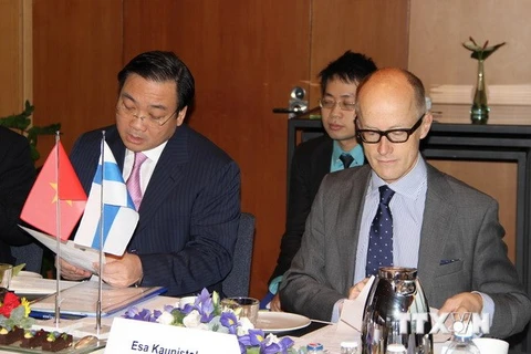 Deputy PM Hoang Trung Hai chaired a meeting with Finnish enterprises (Photo:VNA)