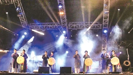 A concert combining quan ho (love duet) songs with electro music opened the Monsoon Music Festival in Hanoi on Oct. 2 (Photo: VNA)