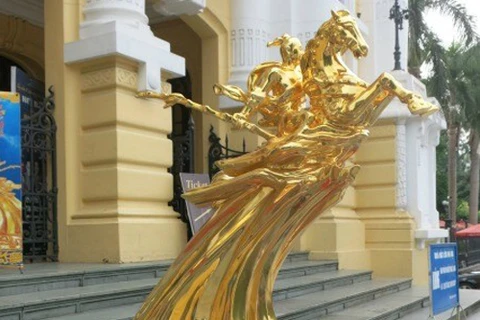 The eighty-centimeter gilded bronze sculptures weigh 60-65kg each (Photo: anninhthudo.vn)