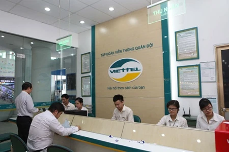 Customers conduct transactions at a Viettel store in Hanoi (Photo: VNA)