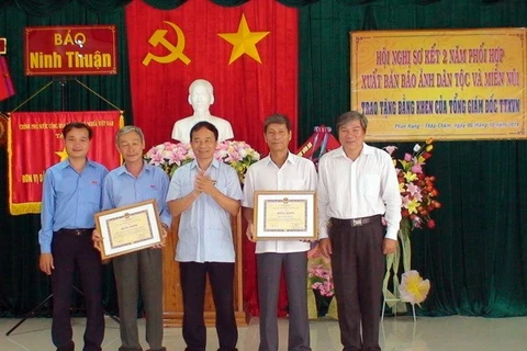VNA Deputy General Director Le Duy Truyen (centre) presents certificates of merit to representatives of the Ninh Thuan newspaper (Photo: VNA)