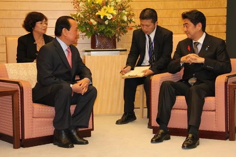 Secretary of the HCM City Party Committee Le Thanh Hai meets with Japanese Prime Minister Shinzo Abe (Source: VND)