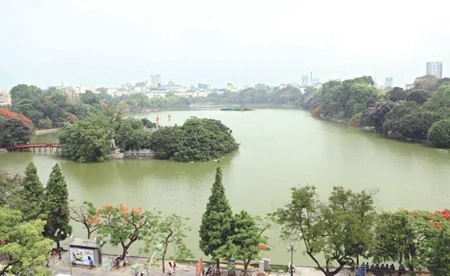 Experts agree on the need to preserve the present vista around Hoan Kiem Lake in Hanoi (Photo: VNA)