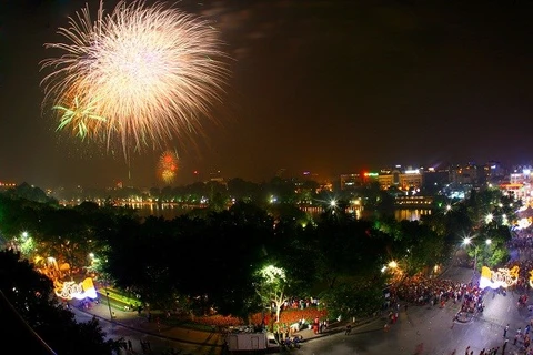  Fireworks filled the sky with resounding bangs. (Source: VNA)