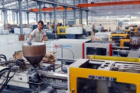 A worker produce plastic products for exports at the Thieu Nien Tien Phong Plastics Co in the northern city of Hai Phong. (Photo: VNA)