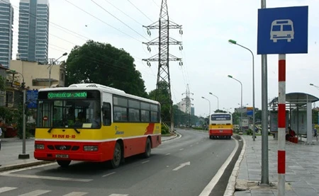 Public buses run on Hanoi's Yen Phu street (Photo: VNA)
