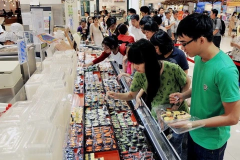 Customers buy sushi at Aeon Tan Phu, Ho Chi Minh City (Photo: VNA)