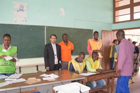 Vietnamese Ambassador to Mozambique Nguyen Van Trung observed a poll at No 2 in Catambe, Maputo province (Photo: Vietnamese Embassy in Mozambique)