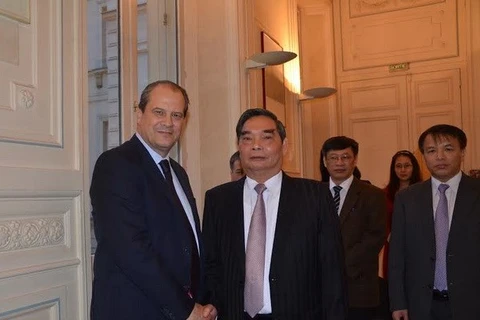 PCF National Secretary Pierre Laurent receives Politburo member Le Hong Anh (Photo: VNA)