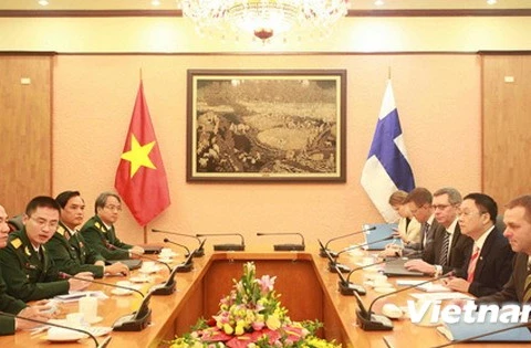 Senior Lieut.Gen. Truong Quang Khanh received Finnish Minister of Economic Affairs Jan Vapaavuori on October 20 (Source: VNA)