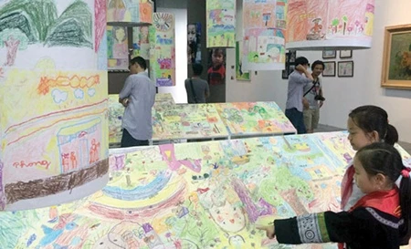 Hundreds of colourful paintings by children living in Quan Ba district in Ha Giang are on display at the exhibition (Photo: VNA)