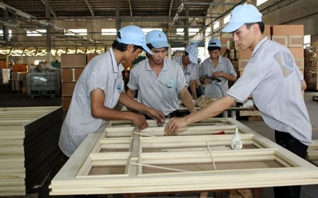 Employees produce wooden wardrobes at the Kaiser Wood Company in Binh Duong (Photo: VNA)