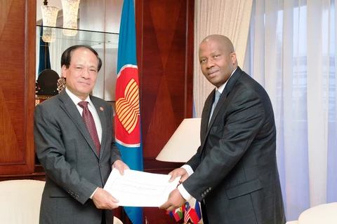 South African Ambassador Pakamisa Augustine Sifuba (R) presents his letter of credence to ASEAN Secretary General Le Luong Minh (Photo: asean.org)