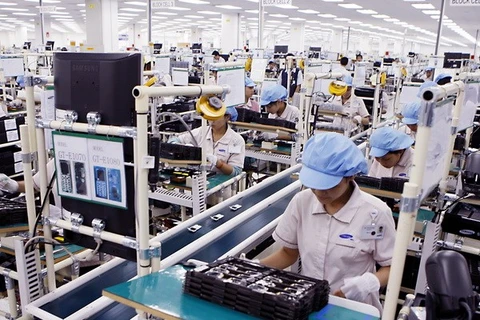 Mobile production inside a plant of Samsung Electronics Vietnam in Bac Ninh. (Photo: VNA)
