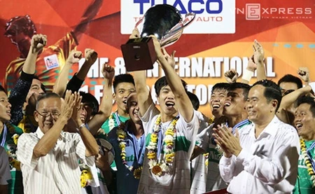Hoang Anh Gia Lai-Arsenal-JMG U21's captain Nguyen Cong Phuong holds the champion cup of the International U-21 Football Tournament yesterday. (Photo vnexpress.net)