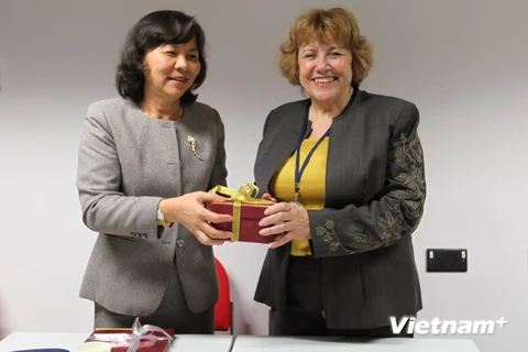 Mrs. Le Thi Thu Ba and rector of he School of Law and Social Sciences Sharon Levy (Source: VNA)